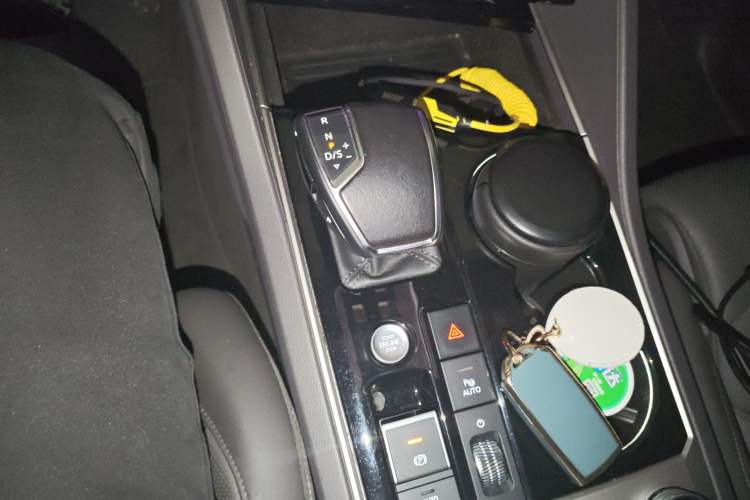 Used Volkswagen Touareg 2022 3.0 TSI Luxury Edition Black Diamond Sport Package Gear Lever