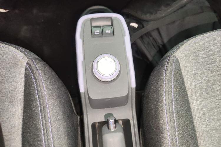 Used Chery QQ Ice Cream 2022 170km Sundae Phosphate Lithium-Ion Gear Lever