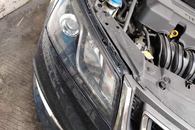 Used Geely Auto Emgrand 2017 Sedan Million Edition 1.5L CVT Upward Version Right Front Headlight