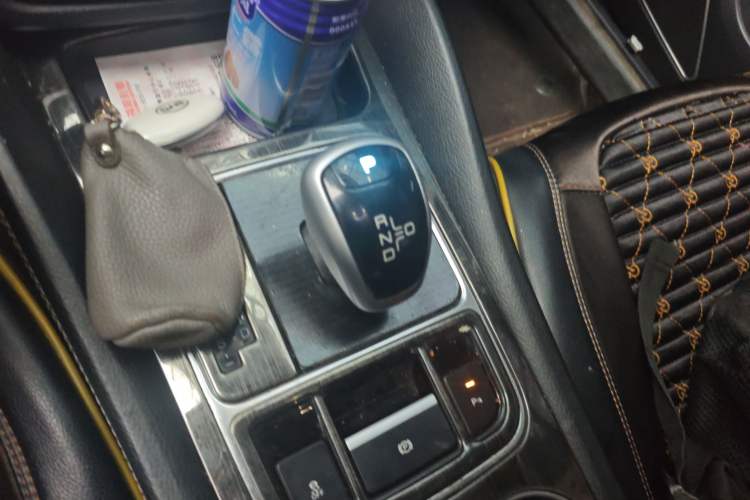 Used BYD Song MAX 2017 1.5T Automatic Smart Connect Elite 7-Seater Gear Lever