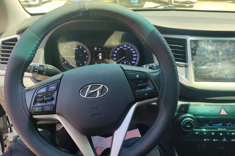 Used Hyundai Tucson 2015 1.6T Dual-Clutch Two-Wheel-Drive Smart Model Steering Wheel