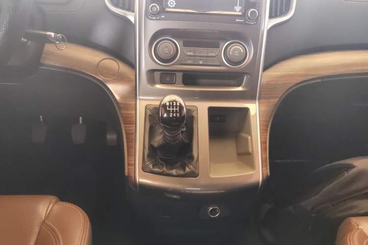 Used FORTHING Lingzhi PLUS 2021 2.0L Manual Luxury 7-Seater Gear Lever