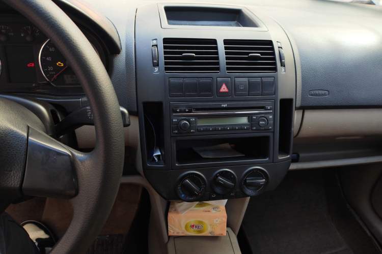 Used Volkswagen Polo 2011 Jingqu 1.4L Manual Sile Edition Audio And AC Panel