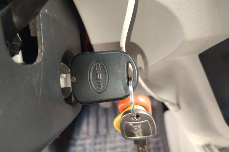 Used Jinbei New Hiace X30L CNG 2023 100L CNG Wealth Edition Bus 6/7-Seater Central Air-Conditioned Model SWCC15M Vehicle Key