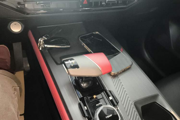 Used CHANGAN OSHAN Z6 2023 Blue Whale 2.0T Automatic Smart Drive Model Gear Lever