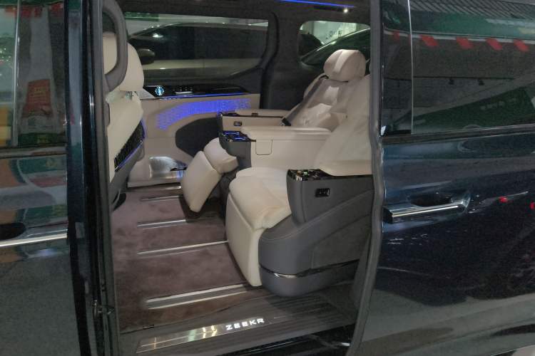 Used Zeekr 009 2022 WE Edition Left Rear Seat