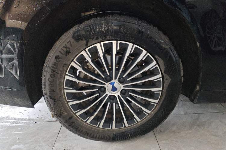 Used Denza D9 2025 DM-i Intelligent Drive 1020 Four-Wheel Drive Prestige Model Right Rear Wheel Hub