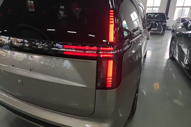 Used Volvo EM90 2025 Ultra Six-Seater
