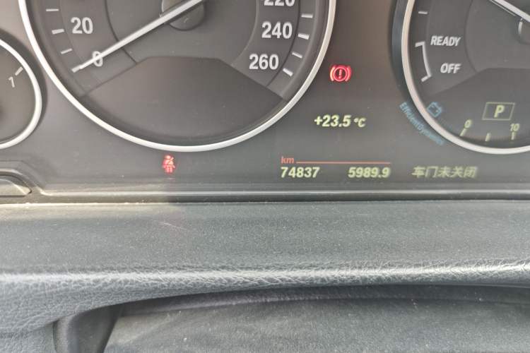 Used BMW 3 Series 2018 320Li Fashion Model Odometer Close Up