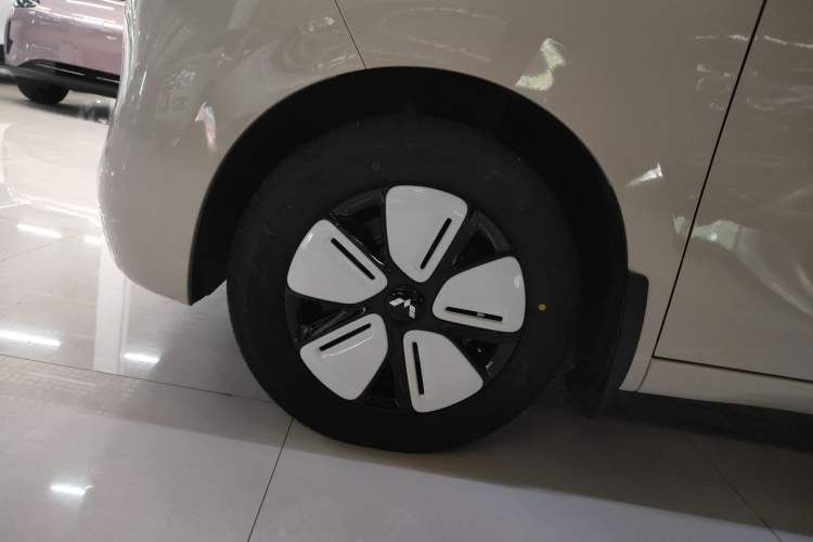 Used Wuling Hongguang MINIEV 2025 Four-Door Version Zhenxiang+ Edition Left Front Wheel Hub