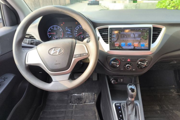 Used Hyundai Verna (new generation) 2016 1.4L Automatic Cool Edition GLS Center Console