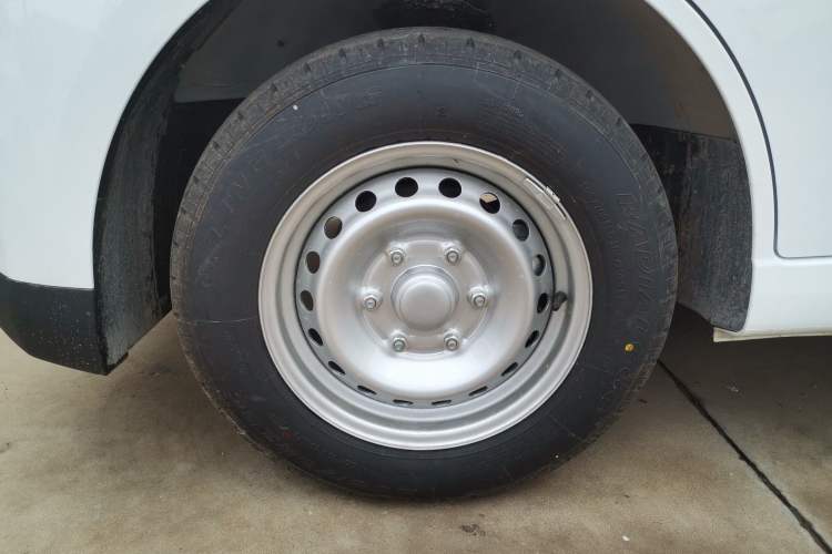 Used Wuling Yangguang 2024 300km Comfort-Grade Passenger Van 60kW Exterior 7