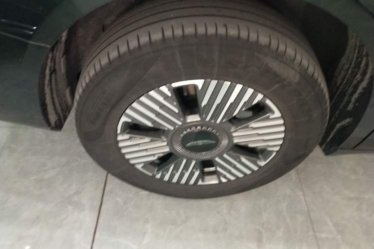 Used Geely Galaxy LEVC L380 2024 140-Degree 6-Seater All-Wheel-Drive Ultra