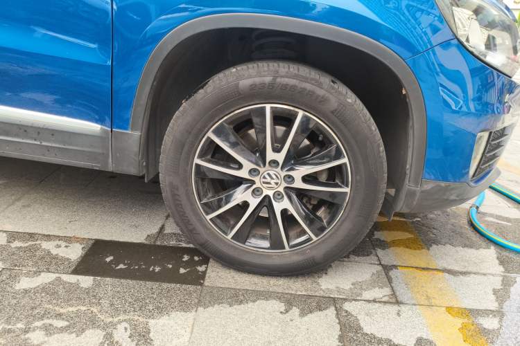 Used Volkswagen Tiguan 2013 1.8 TSI Automatic All-Wheel Drive Luxury Model Right Front Wheel Hub