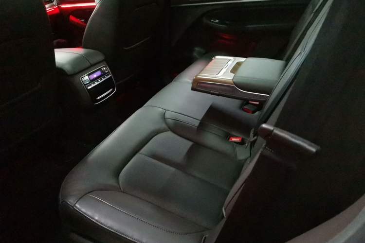 Used Roewe RX8 2018 30T Smart Connectivity Two-Wheel Drive Flagship Edition
