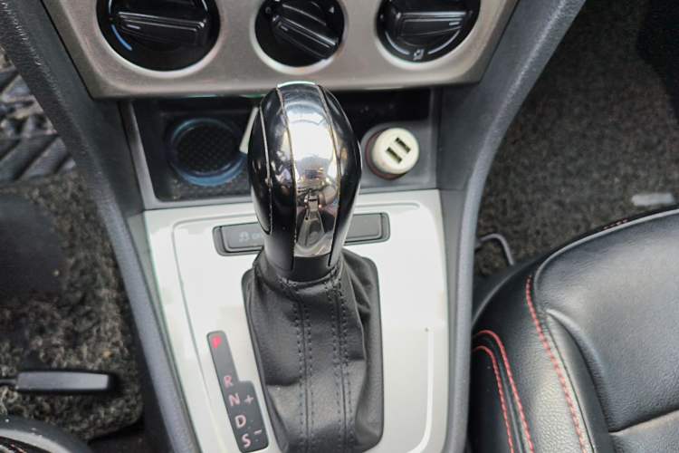 Used Volkswagen Lavida 2013 Revised Classic 1.6L Automatic Fashion Edition
