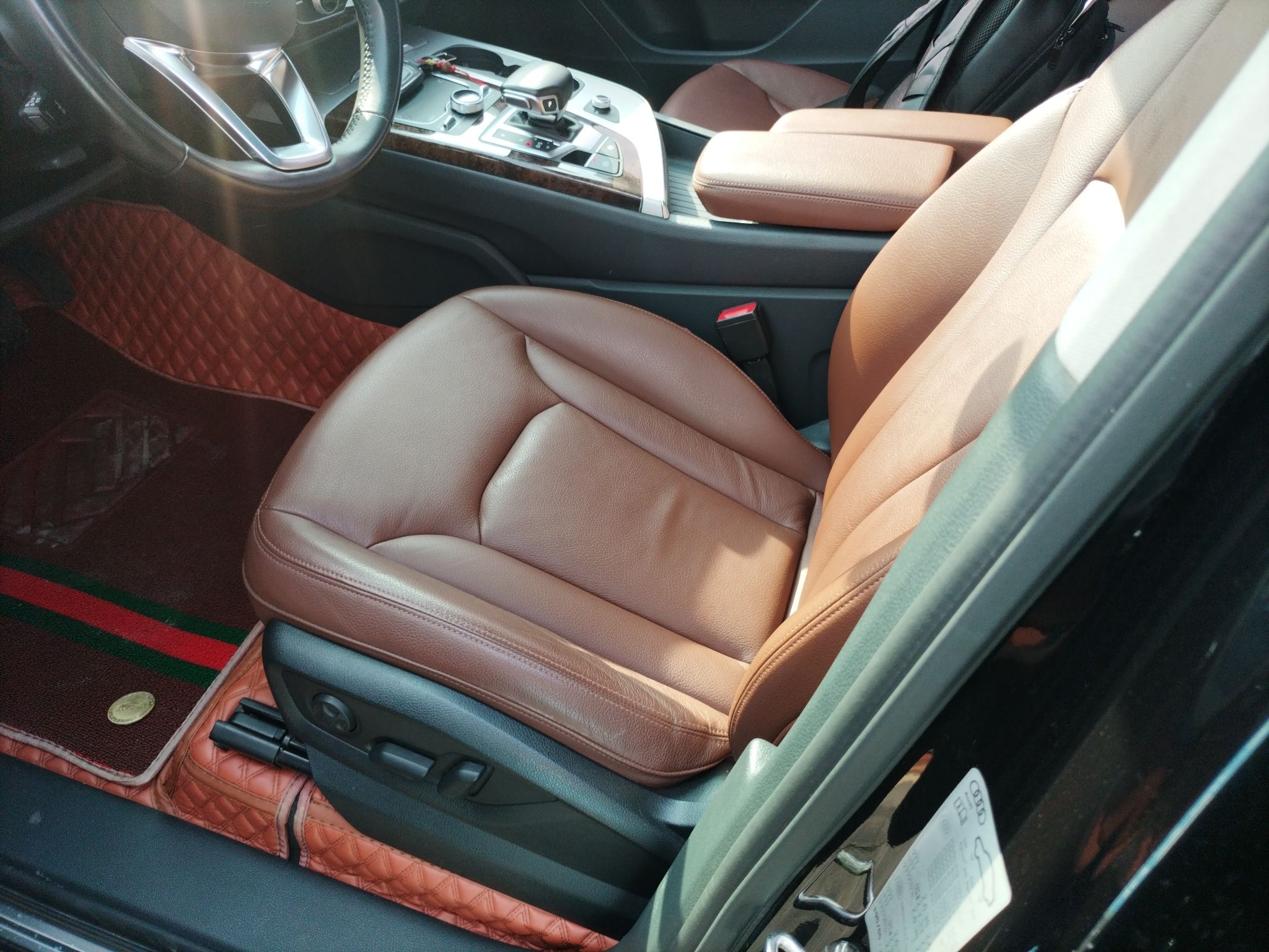 Переднее сиденье в автомобиле