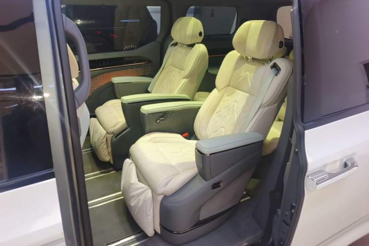 Used Zeekr 009 2024 7-Seater Aisle Version 108 kWh