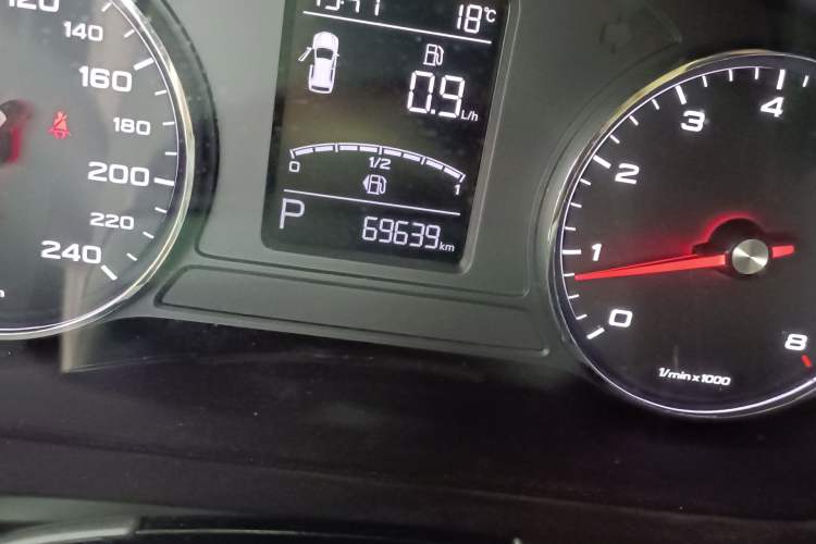 Used Roewe RX5 2018 20T Two-Wheel Drive Automatic Internet Smart Edition Odometer Close Up