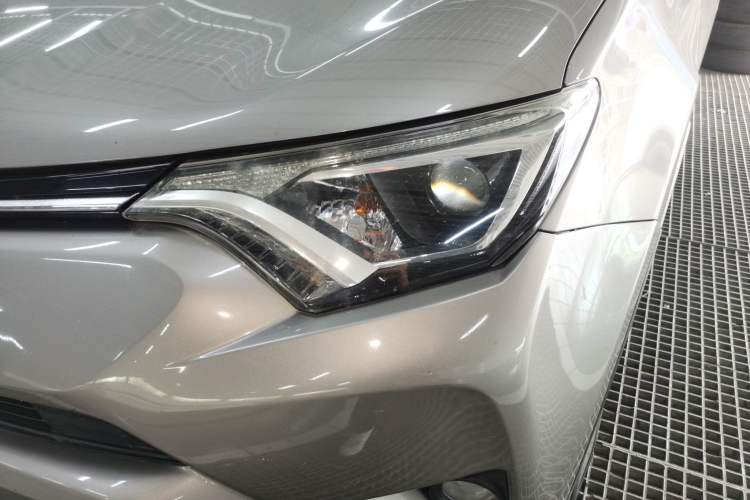 Used Toyota RAV4 2016 2.0L CVT Two-Wheel Drive Fashion Edition China V Standard