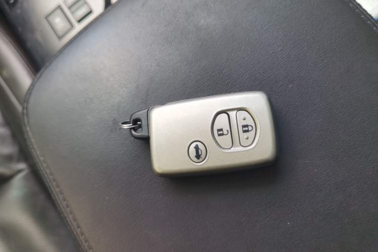 Used Toyota Crown 2010 2.5L Royal Leather Navigation Edition
