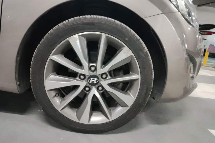 Used Hyundai Elantra (5th Generation / Langdong) 2015 1.6L Automatic Luxury Model Right Front Wheel Hub