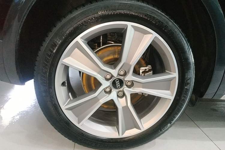 Used Audi Q5L 2022 40T Fashionable and Elegant Model Right Rear Wheel Hub