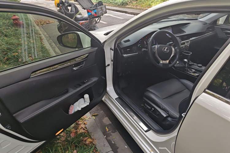 Used Lexus ES 2014 300h Elite Edition
