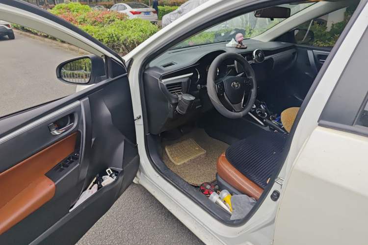 Used Toyota Levin 2016 Dual-Engine 1.8H GS E-CVT Elite Model with Sunroof Driver Seat