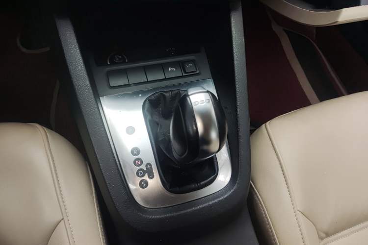 Used Volkswagen Sagitar 2012 1.4TSI Automatic Luxury Edition Gear Lever