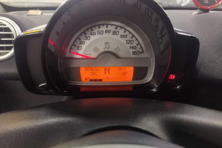 Used smart fortwo 2013 1.0 MHD Hardtop Chocolate Special Edition Odometer Close Up