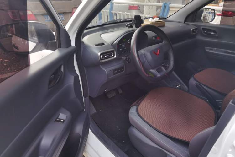 Used Wuling Hongguang New Energy 2024 All-Electric Model 300KM Practical Version Interior 3