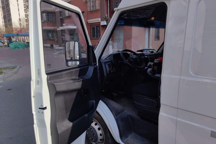 Used Iveco Daily 2025 2.5T V37 Van Transporter Green Lane Enhanced Version Mid-Chassis Mid-Roof Dual Tires
