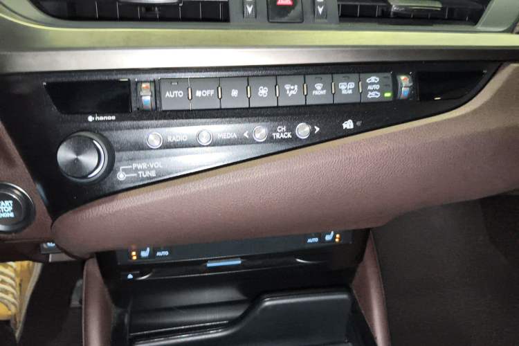 Used Lexus ES 2018 200 Excellence Edition China VI Standard
