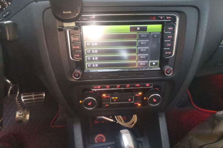 Used Volkswagen Sagitar 2013 2.0 TSI GLI Audio And AC Panel