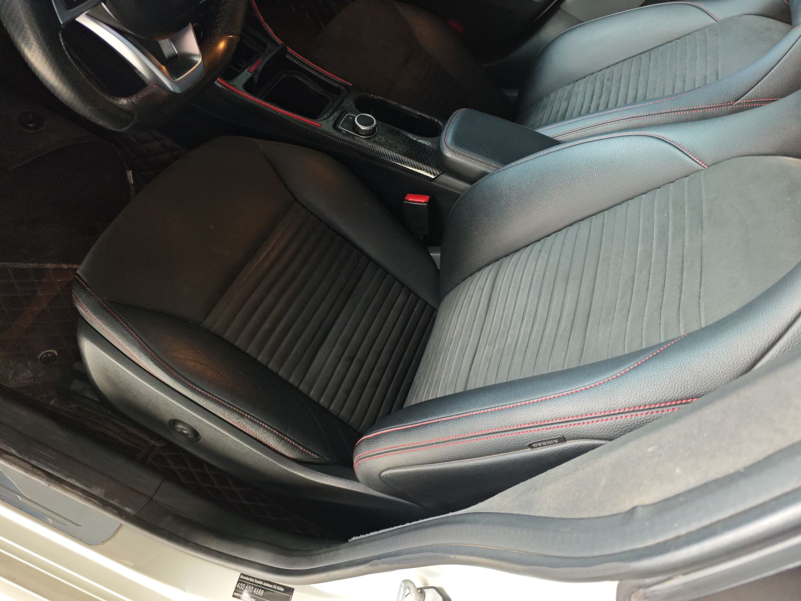 المقاعد الأمامية داخل السيارة