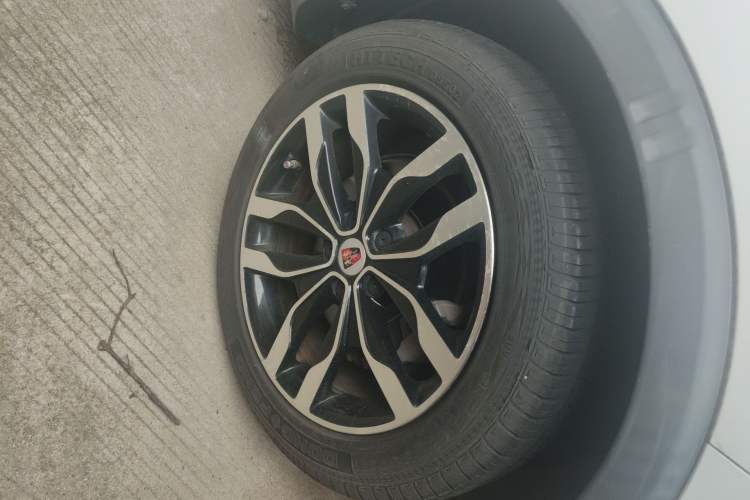 Used Roewe RX5 2016 20T Two-Wheel Drive Automatic Internet Smart Edition Right Front Wheel Hub