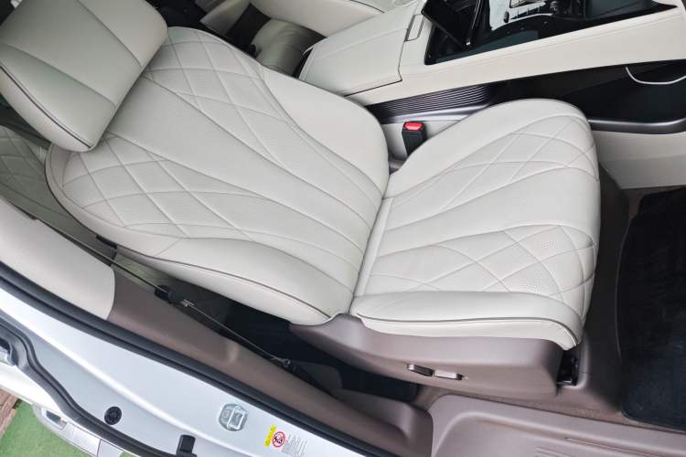 Used Denza D9 2022 DM-i 1040 Prestige Model