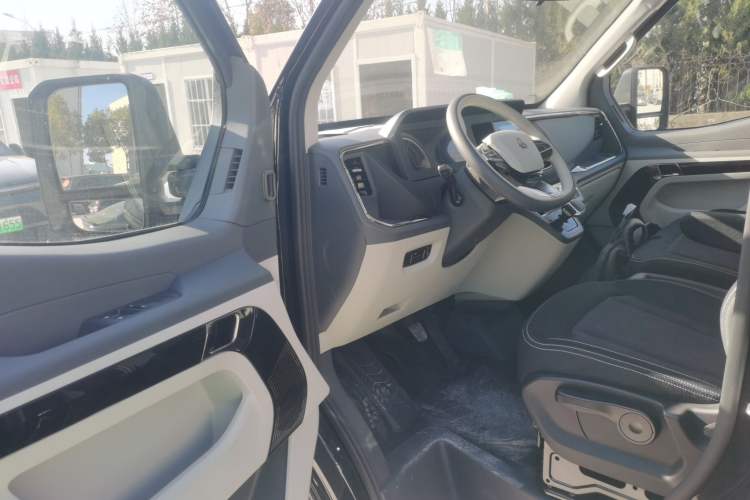 Used Sinotruk Pioneer V 2024 Multi-Function Version 2.0T Automatic Short Wheelbase Low Roof