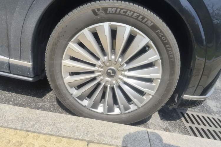 Used ONVO Luxeed L90 2025 Model—Ultra Six-Seater Version
