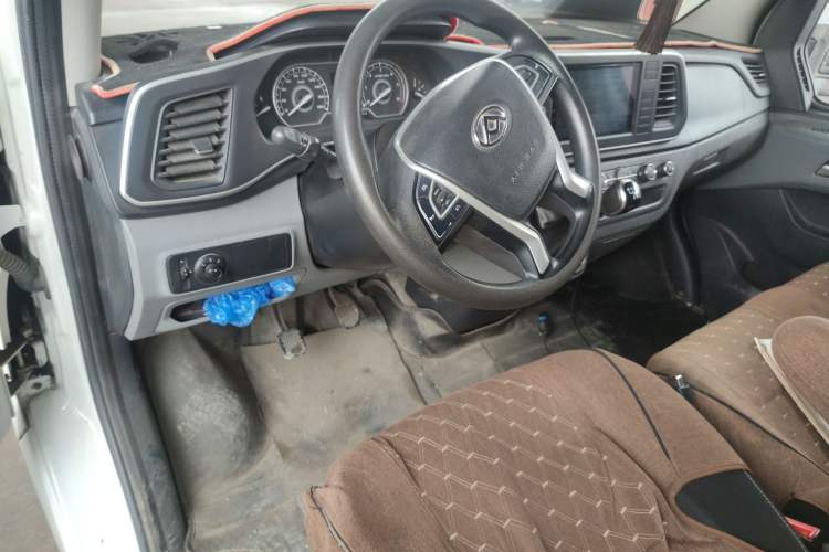 Used SAIC MAXUS Xintu V80 2021 2.0T PLUS Manual All-Around King Long Wheelbase Mid-Roof Variant with 6/7/8/9 Seats Center Console