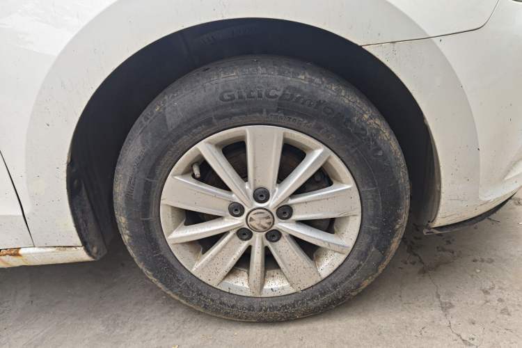 Used Volkswagen Jetta 2015 Value Edition 1.6L Manual Fashionable Style Right Front Wheel Hub