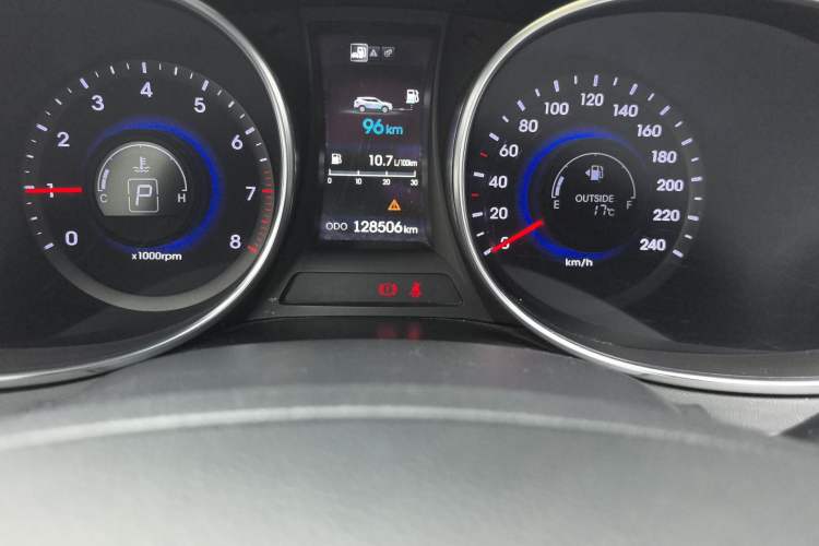 Used Hyundai Santa Fe 2013 2.4L Automatic Two-Wheel Drive Smart Version Odometer Close Up