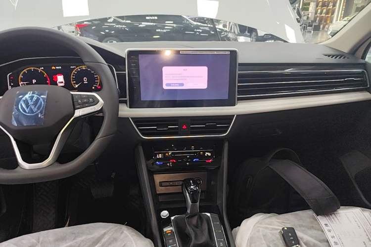 Used Volkswagen Tiguan L 2025 Model, Outstanding Version, 300TSI Automatic Two-Wheel Drive Longteng Edition

