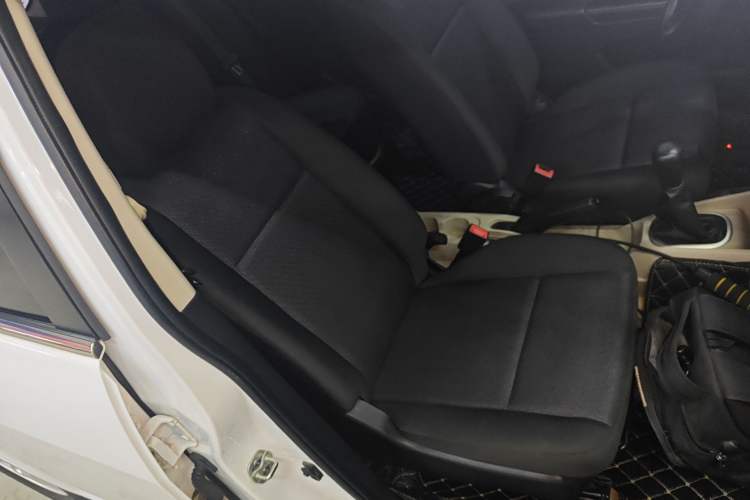 Used Venucia R50 2015 1.6L Manual Fashion Edition
