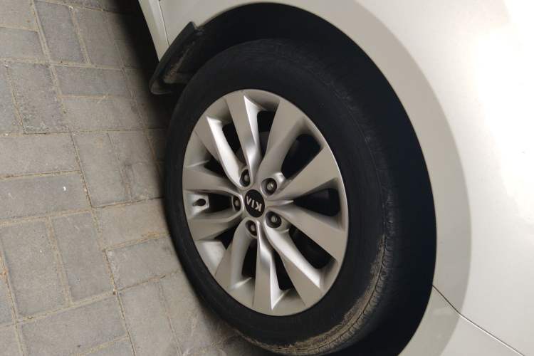 Used Kia K5 2016 1.6T Automatic LUX Right Front Wheel Hub