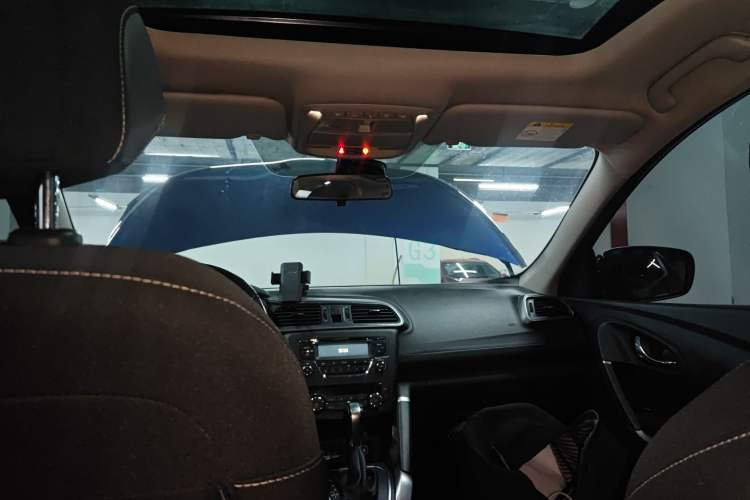 Used Renault Kadjar 2017 2.0L Two-Wheel Drive Comfort Edition Headliner