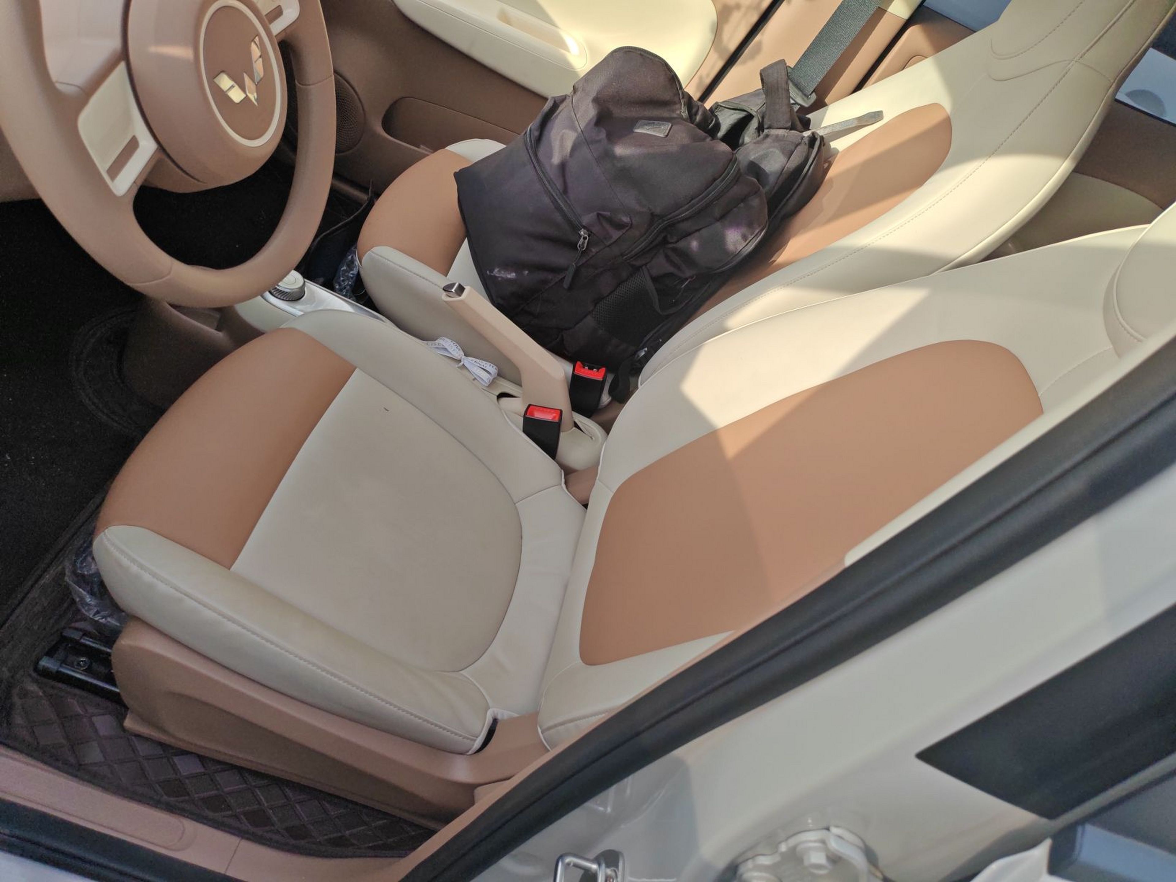 المقاعد الأمامية داخل السيارة