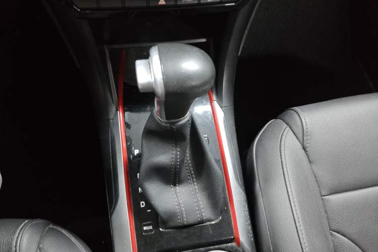 Used Haval H2 2017 Blue Label 1.5T Automatic Two-Wheel Drive Luxury Model Gear Lever