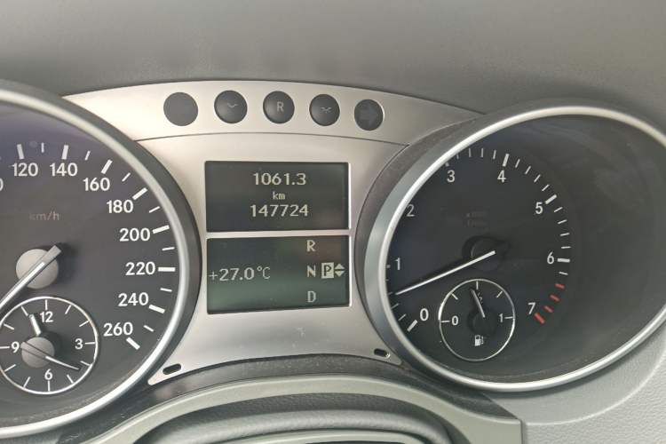 Used Mercedes-Benz M-Class 2010 ML 300 4MATIC Odometer Close Up